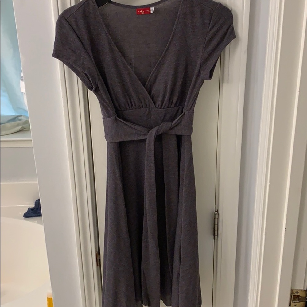 🎉 Host Pick! 🎉 Grey Ruby Rox Short sleeve Dress